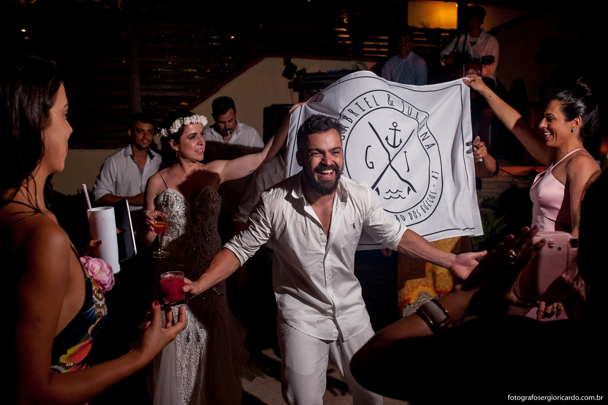 noivo e convidados dançando na festa de casamento no club la plage