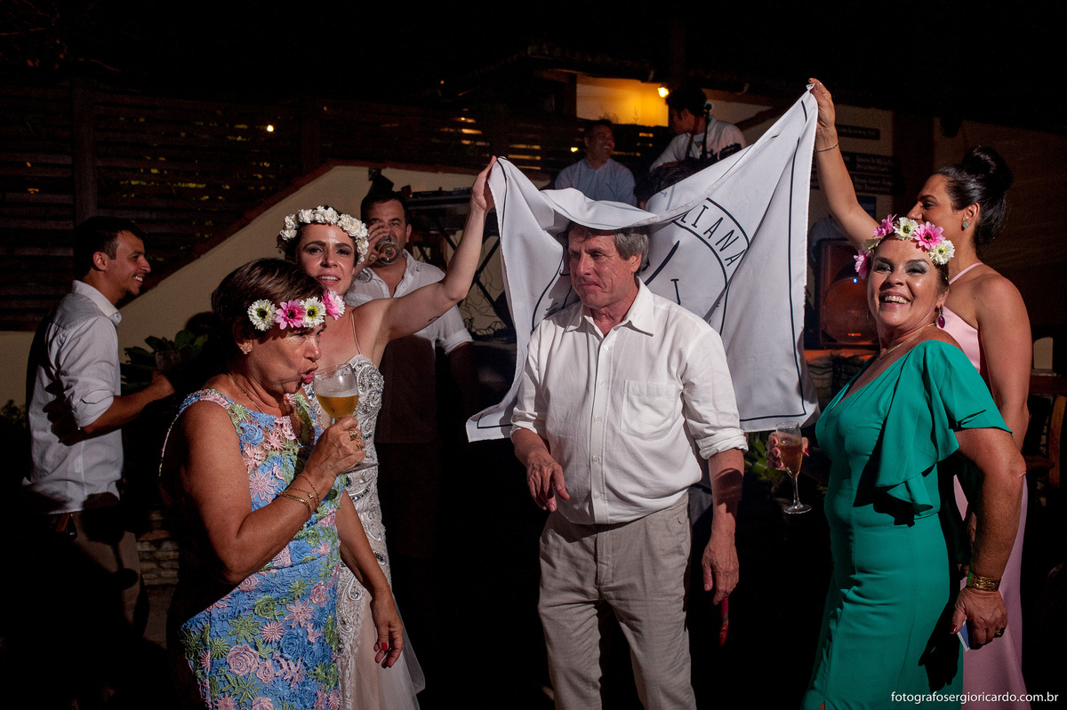 noiva seu pai e convidados dançando na festa de casamento no club la plage