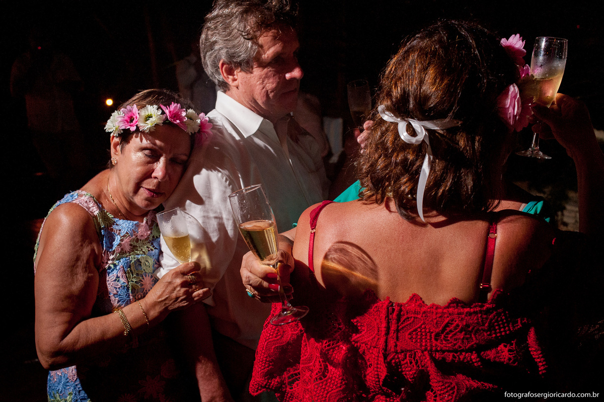 convidados bebendo na festa de casamento