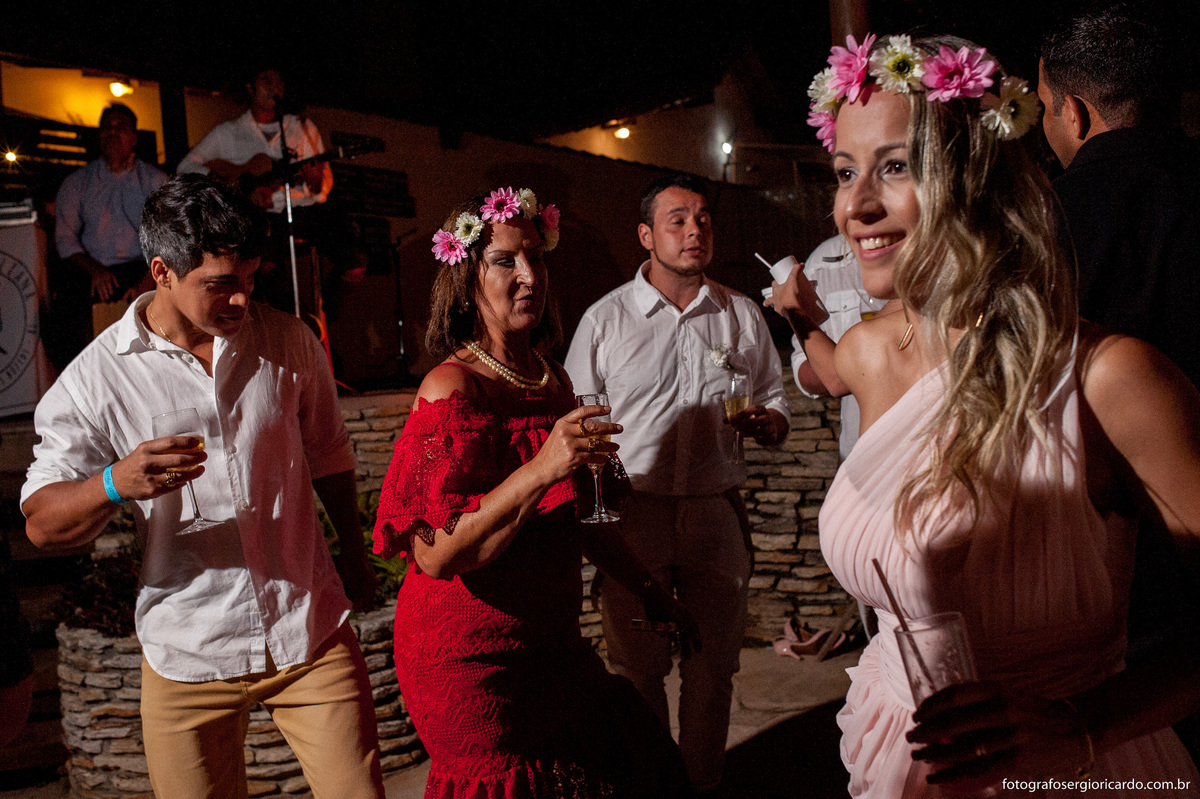 foto dos convidados dançando na festa de casamento no club la plage
