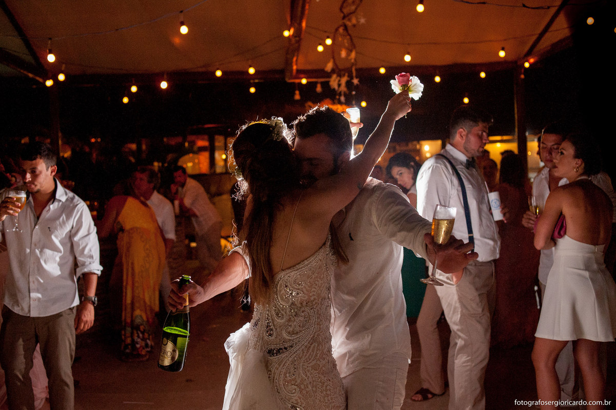 foto dos noivos se abraçando na pista de dança do club la plage