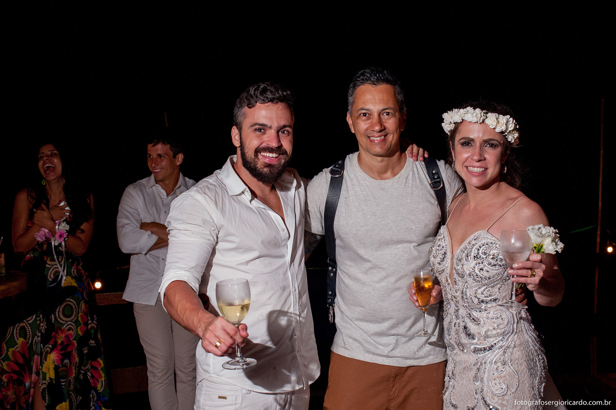 fotógrafo sergio ricardo com os noivos na festa de casamento no club la plage em búzios