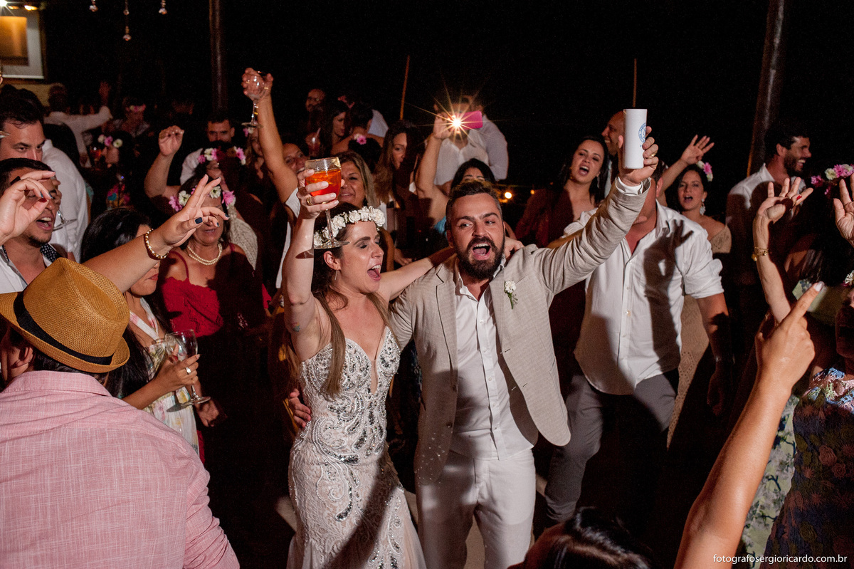 imagem da pista de dança onde os noivos estão com amigos e convidados