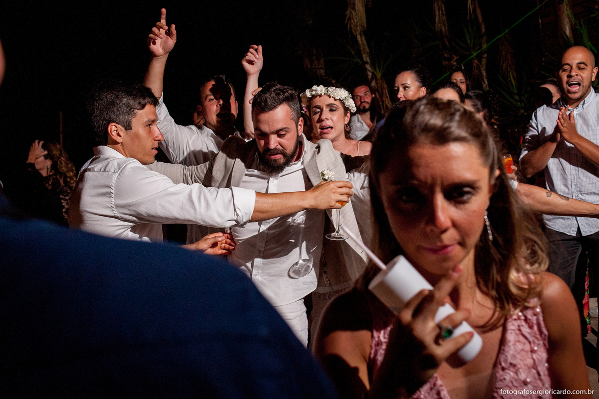 foto dos noivos e convidados dançando na festa de casamento no club la plage