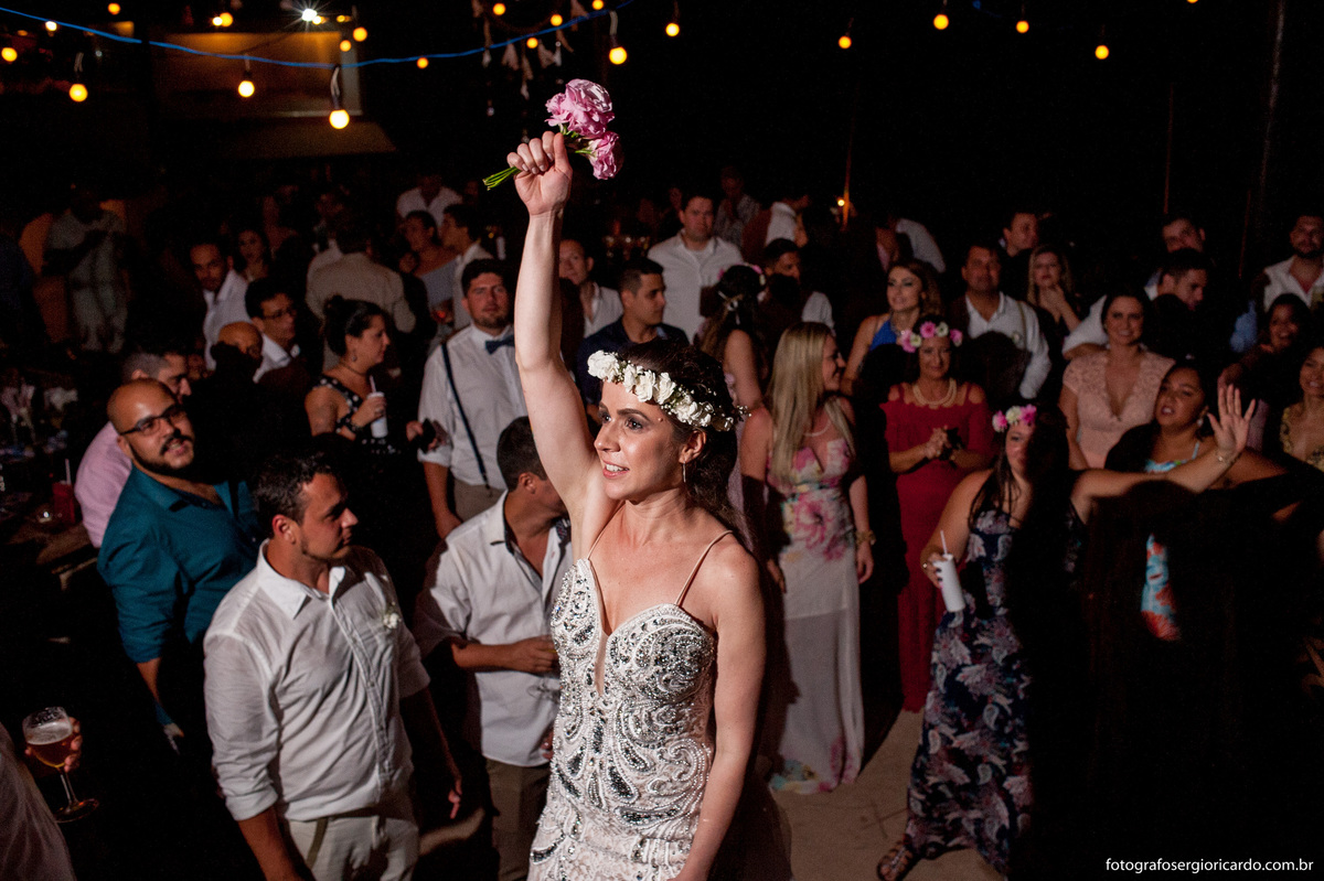 noiva jogando o bouquet durante a festa de casamento no club la plage