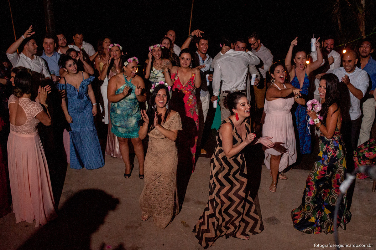 convidada pega o bouquet de flores da noiva na festa de casamento no club la plage