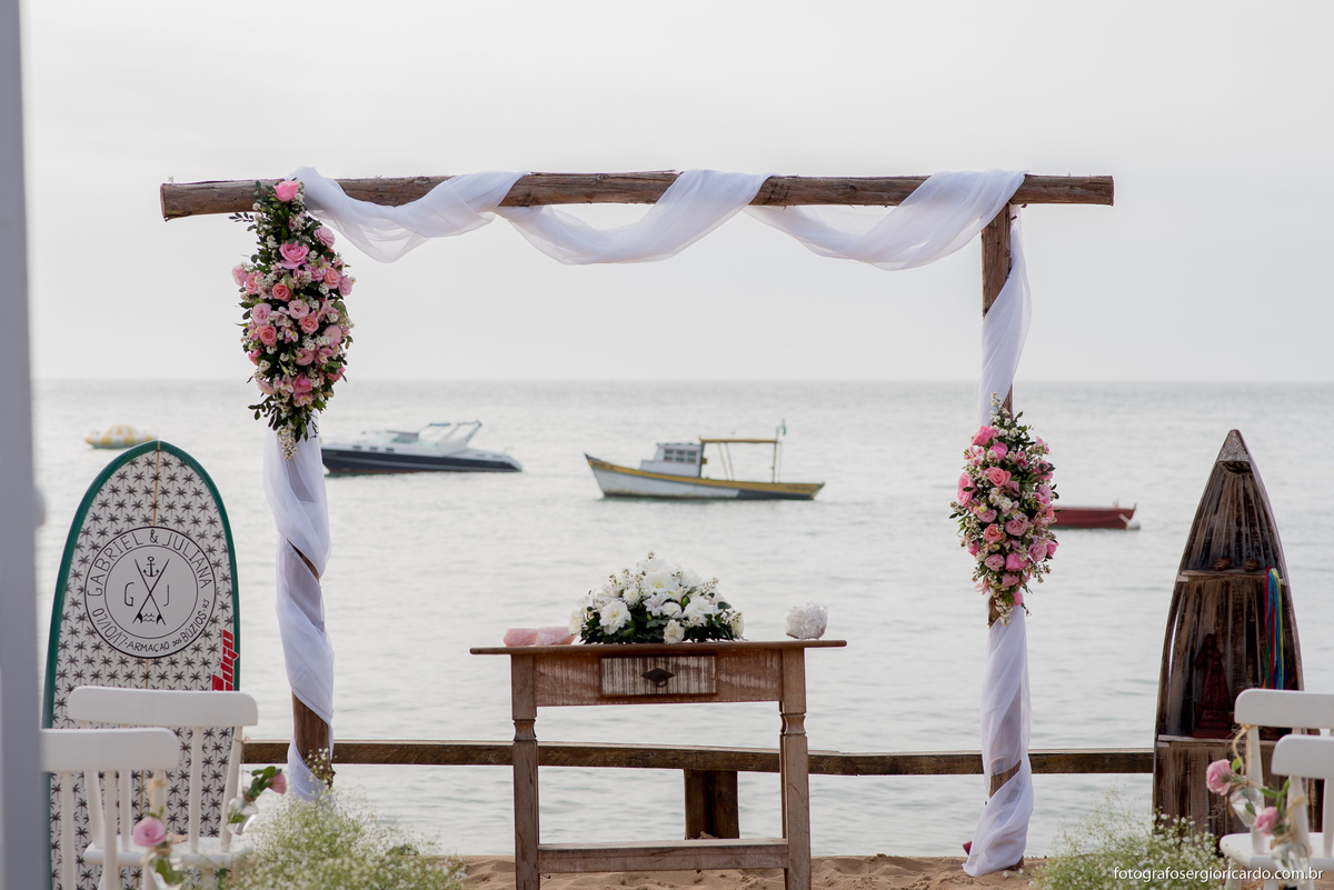 decoração de casamento na praia com flores e prancha de surfe no club la plage 