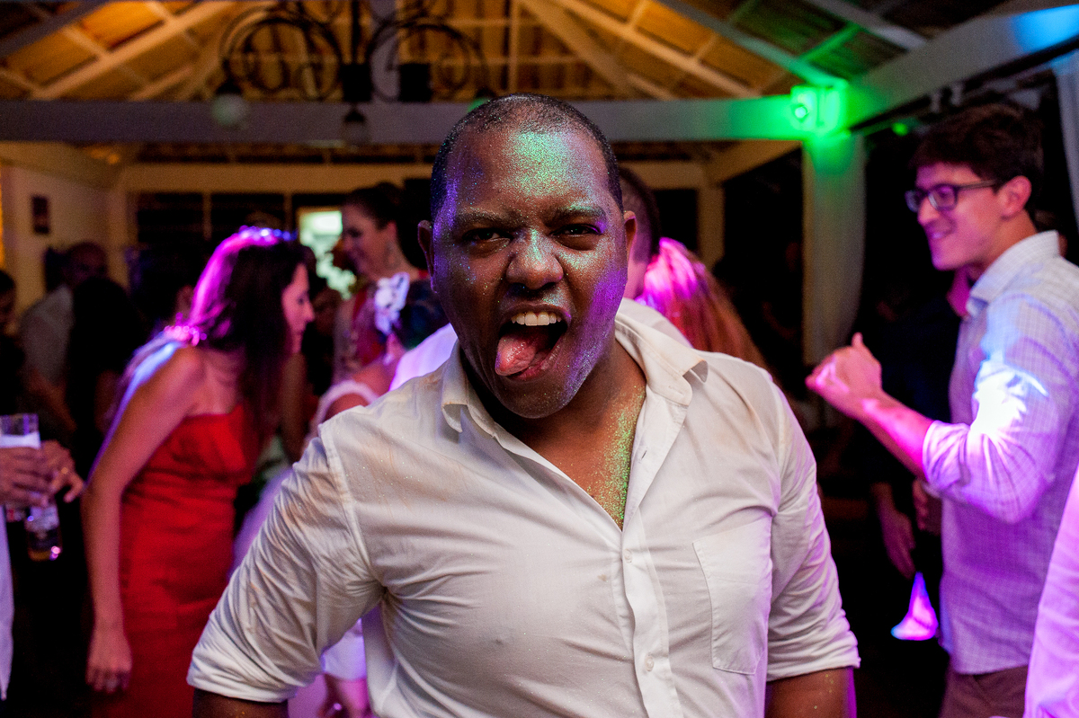 imagem de convidado em festa de casamento na pousada bucanero em búzios rio de janeiro
