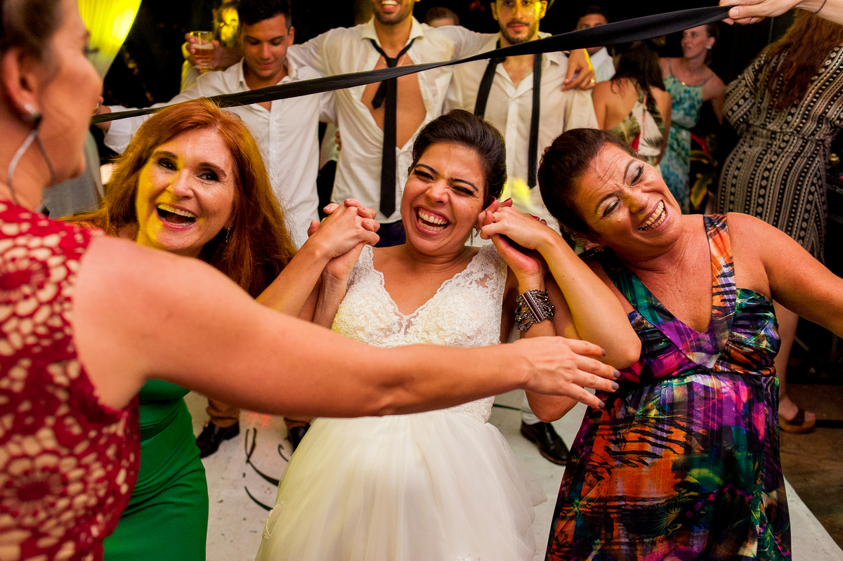 imagem de noiva e convidados em festa de casamento na pousada bucanero em búzios rio de janeiro
