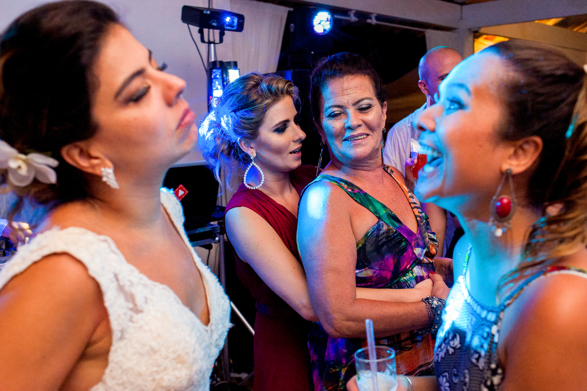 imagem de noiva e convidados em festa de casamento na pousada bucanero em búzios rio de janeiro
