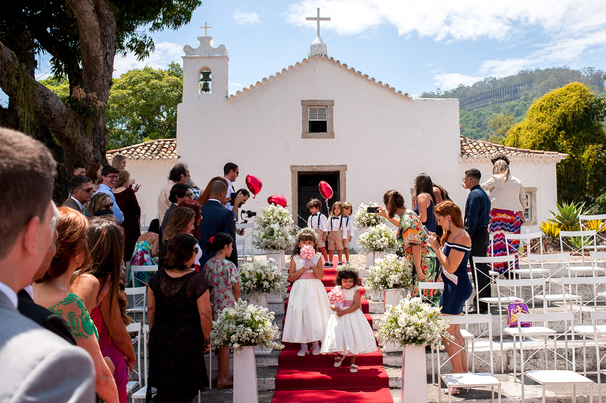 imagem das daminhas durante cortejo de casamento de dia na paróquia são francisco xavier em niterói rio de janeiro