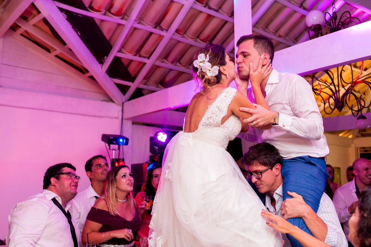 imagem das noivos em festa de casamento na pousada bucanero em búzios rio de janeiro
