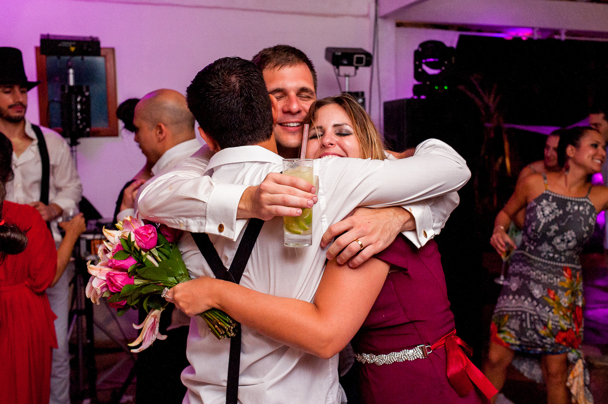 imagem do noivo e convidados em festa de casamento na pousada bucanero em búzios rio de janeiro
