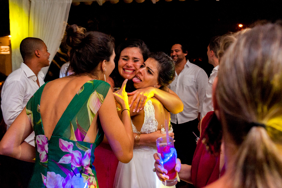 imagem de noiva e convidados em festa de casamento na pousada bucanero em búzios rio de janeiro
