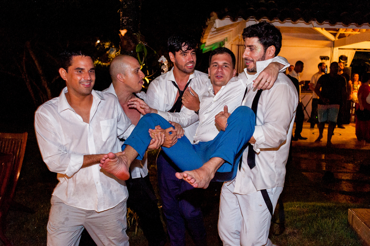 imagem do noivo e convidados em festa de casamento na pousada bucanero em búzios rio de janeiro
