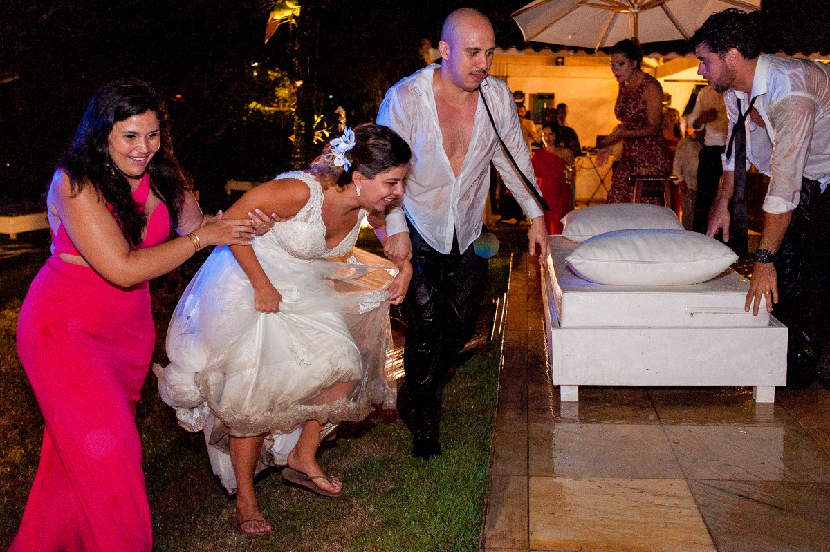 imagem de noiva e convidados em festa de casamento na pousada bucanero em búzios rio de janeiro
