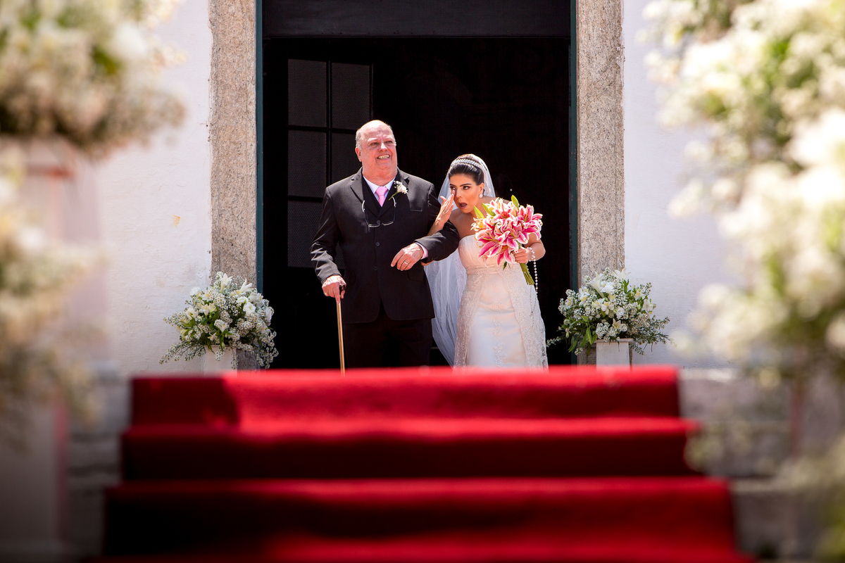 imagem da noiva durante cortejo de casamento de dia na paróquia são francisco xavier em niterói rio de janeiro