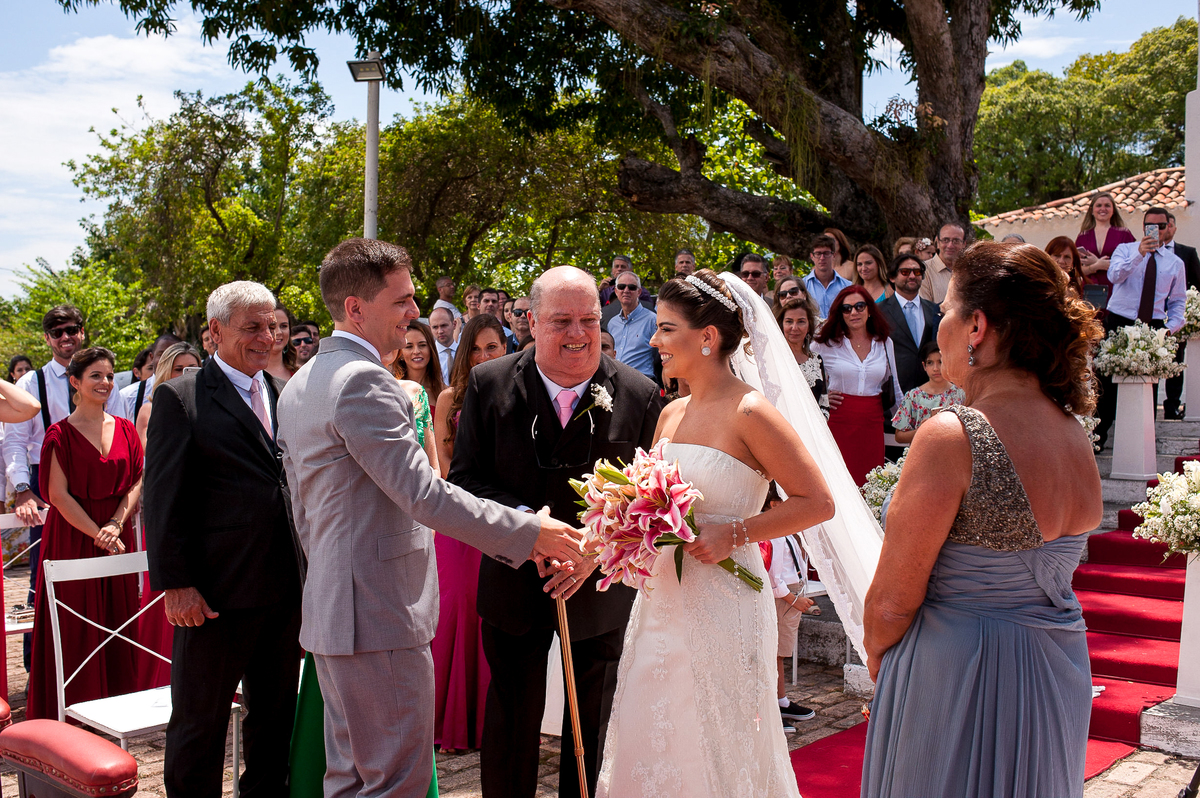 imagem dos noivos durante casamento de dia na paróquia são francisco xavier em niterói rio de janeiro