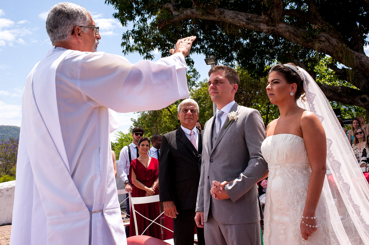 imagem dos noivos durante casamento de dia na paróquia são francisco xavier em niterói rio de janeiro