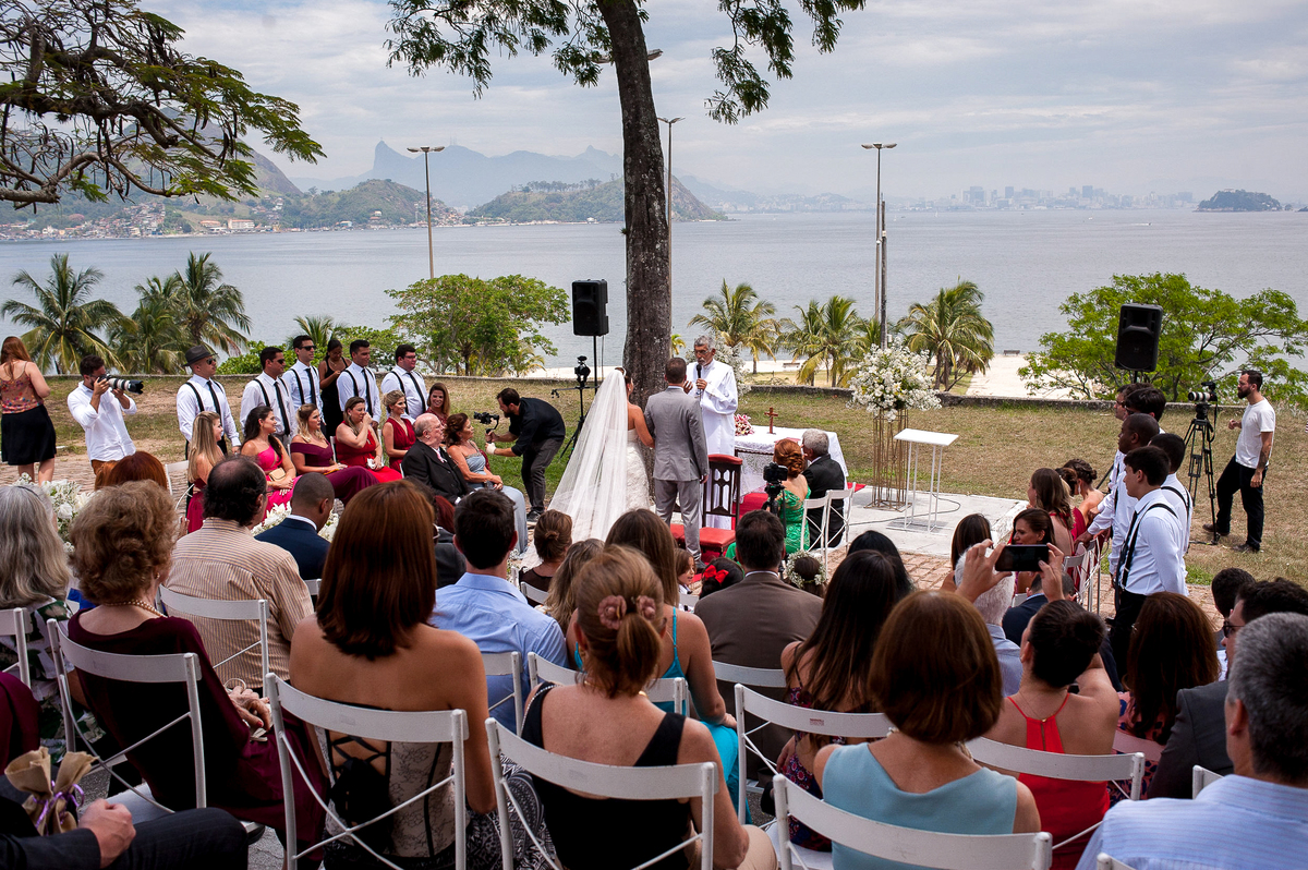 imagem dos noivos durante casamento de dia na paróquia são francisco xavier em niterói rio de janeiro