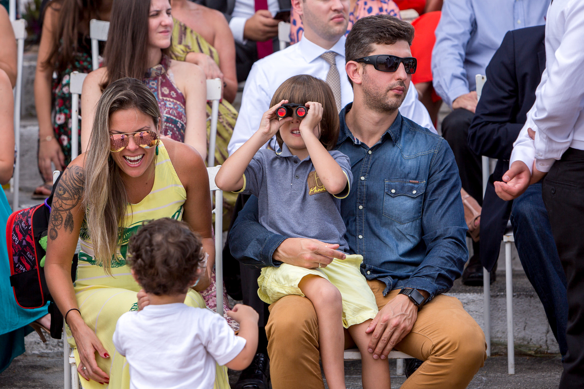 convidados chegando para imagem de casamento de dia na paróquia são francisco xavier em niterói rio de janeiro