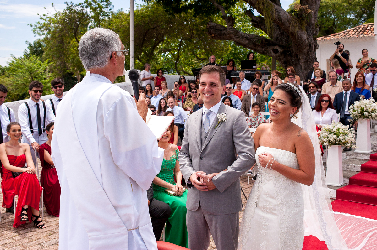 imagem dos noivos durante casamento de dia na paróquia são francisco xavier em niterói rio de janeiro