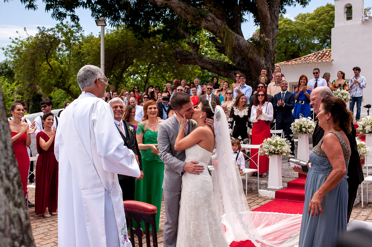 imagem do beijo dos noivos durante casamento de dia na paróquia são francisco xavier em niterói rio de janeiro