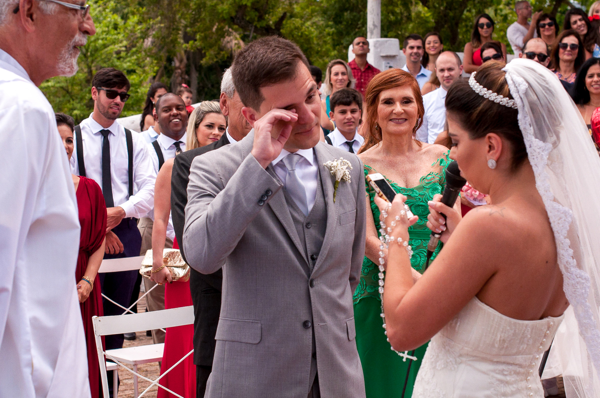 imagem dos noivos chorando durante casamento de dia na paróquia são francisco xavier em niterói rio de janeiro