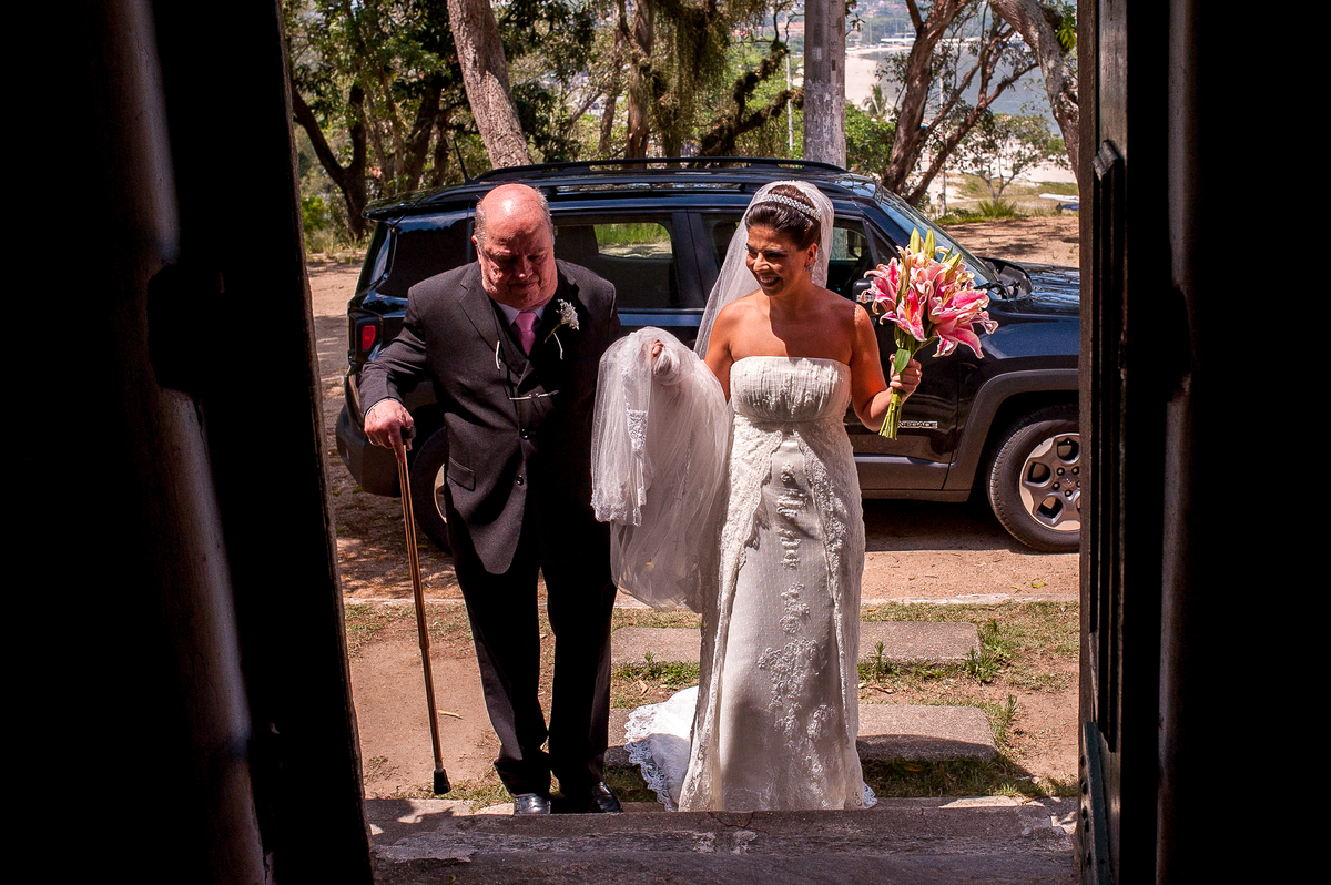 imagem da noiva com o pai chegando para casamento de dia na paróquia são francisco xavier em niterói rio de janeiro