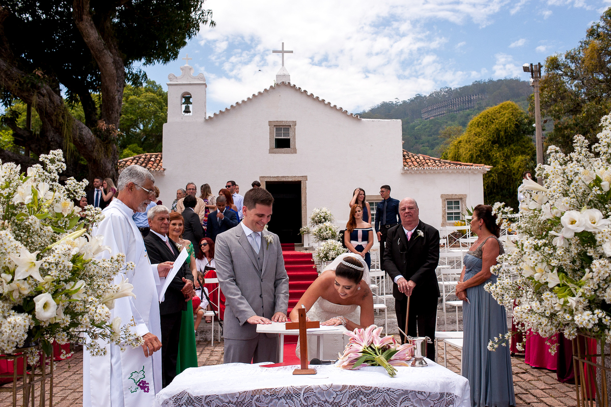 imagem dos noivos durante casamento de dia na paróquia são francisco xavier em niterói rio de janeiro
