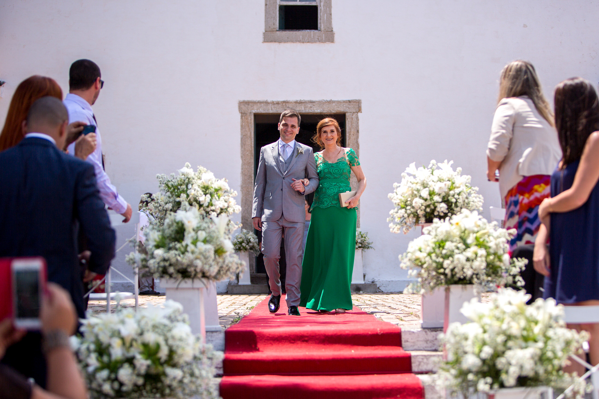 imagem do noivo durante cortejo de casamento de dia na paróquia são francisco xavier em niterói rio de janeiro