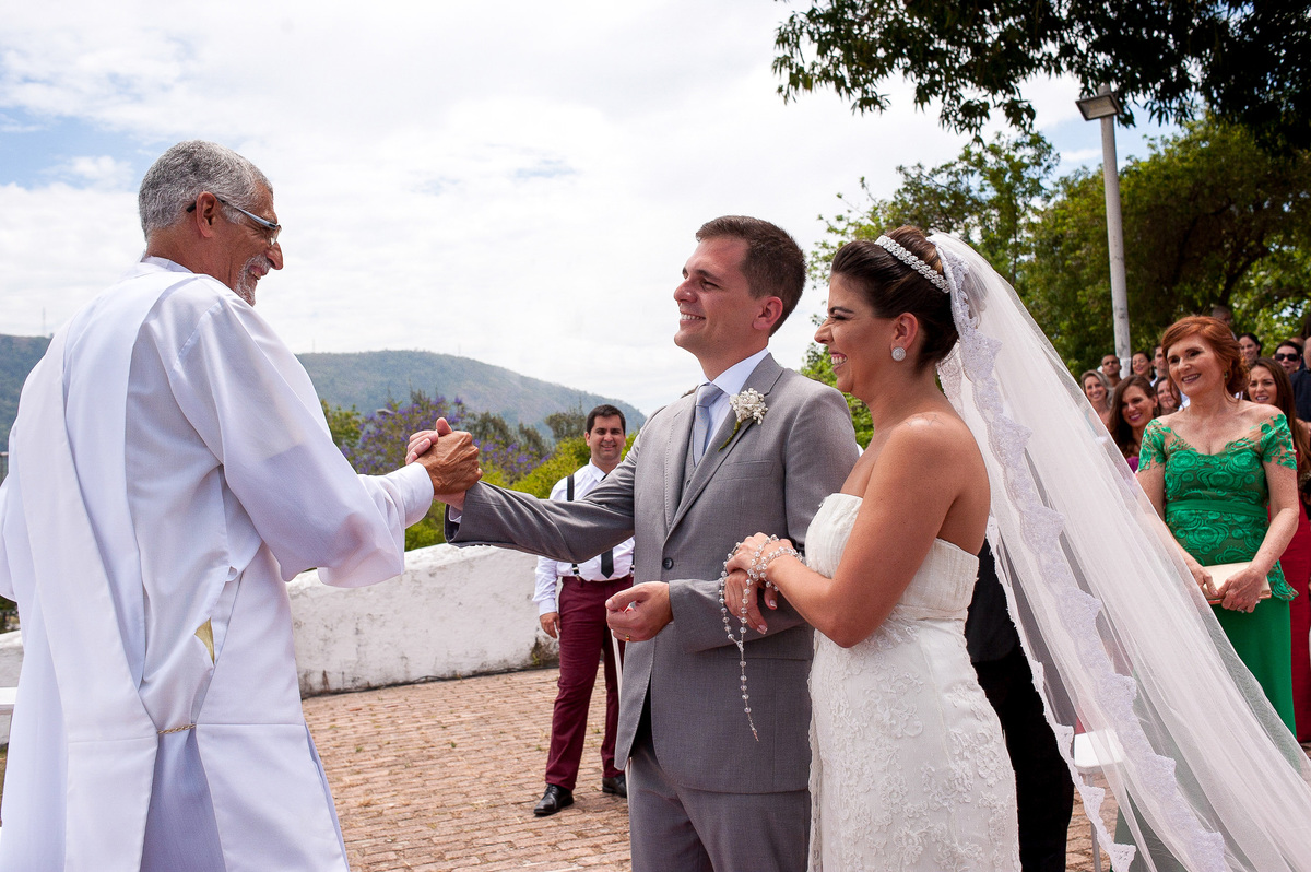 imagem dos noivos durante casamento de dia na paróquia são francisco xavier em niterói rio de janeiro