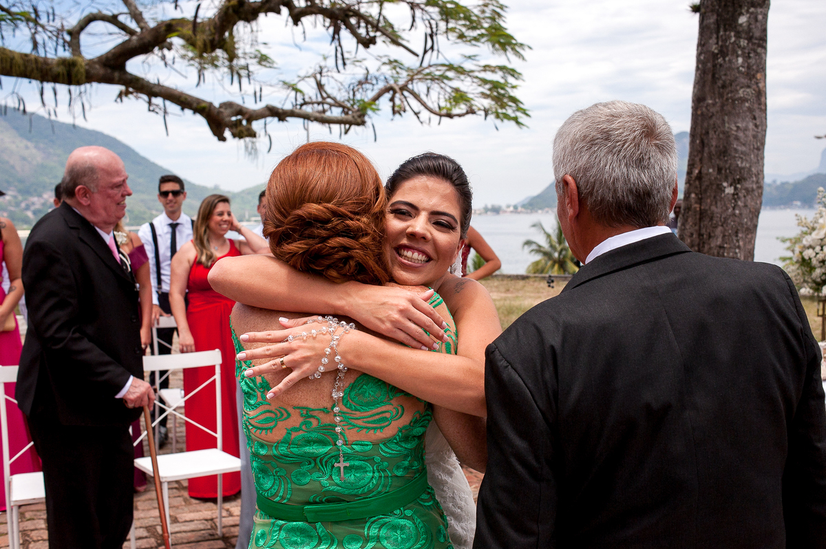 imagem dos cumprimentos dos pais e padrinhos dos noivos durante casamento de dia na paróquia são francisco xavier em niterói rio de janeiro