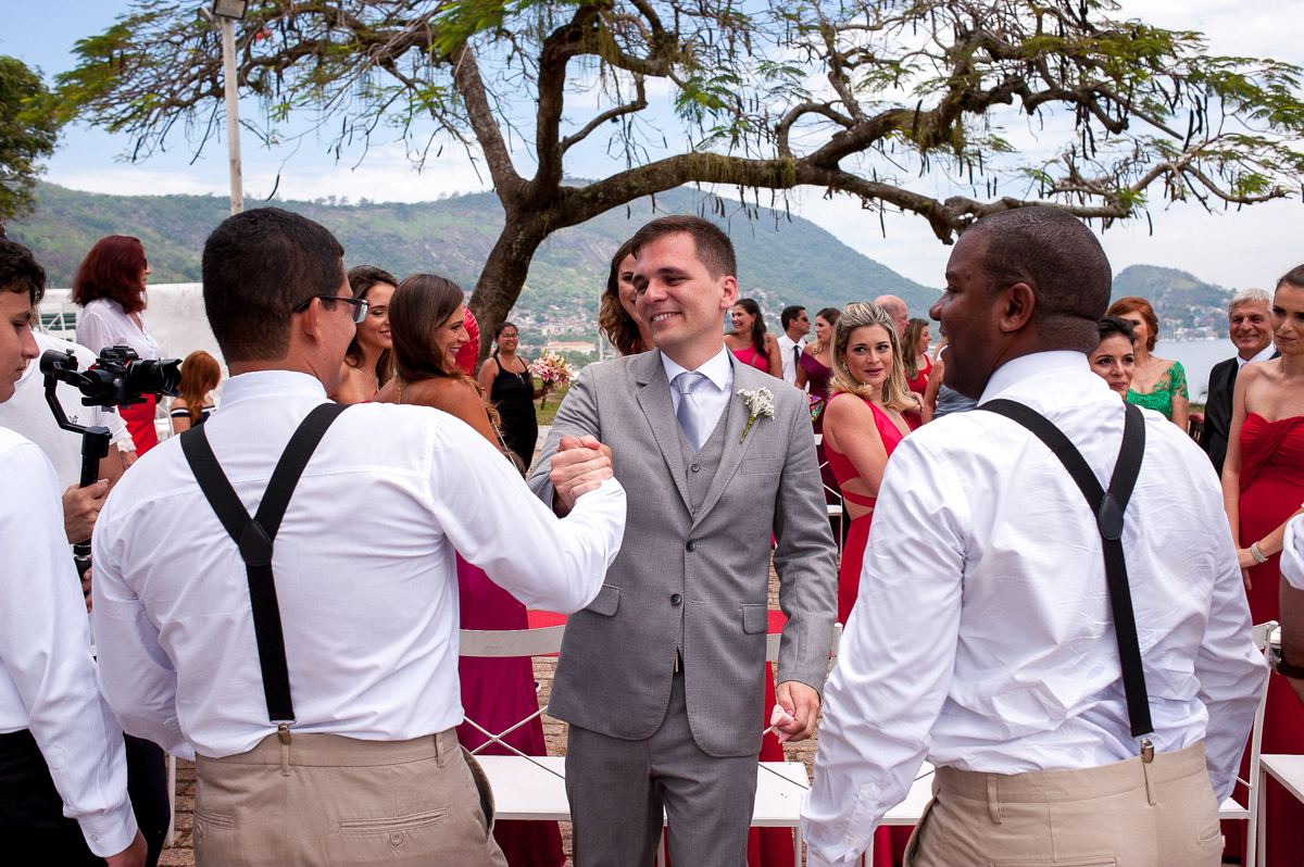 imagem dos cumprimentos dos pais e padrinhos dos noivos durante casamento de dia na paróquia são francisco xavier em niterói rio de janeiro
