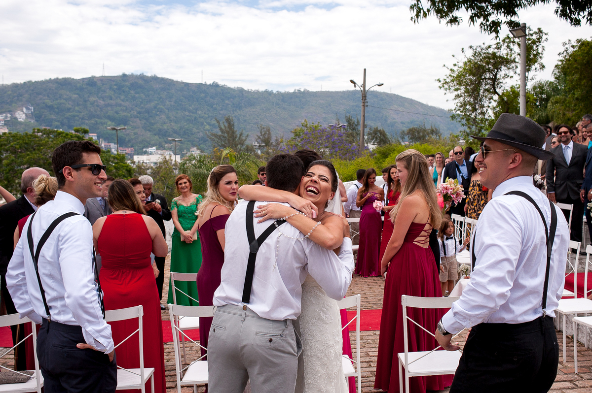 imagem dos cumprimentos dos pais e padrinhos dos noivos durante casamento de dia na paróquia são francisco xavier em niterói rio de janeiro