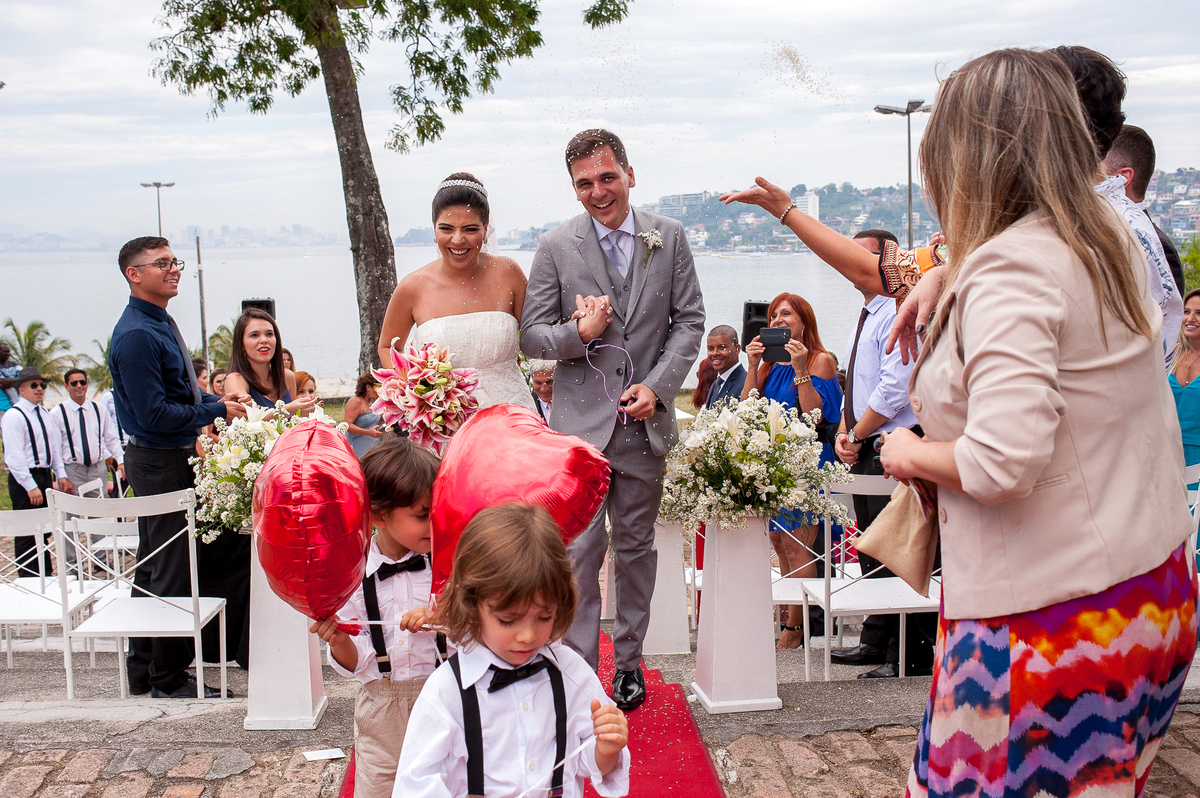 imagem da saída dos noivos durante casamento de dia na paróquia são francisco xavier em niterói rio de janeiro