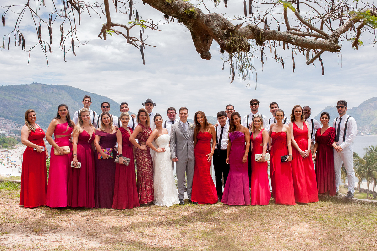 imagem dos padrinhos e madrinhas durante casamento de dia na paróquia são francisco xavier em niterói rio de janeiro