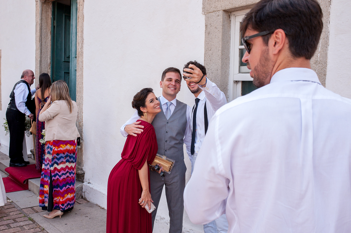 imagem do noivo e convidados chegando para casamento de dia na paróquia são francisco xavier em niterói rio de janeiro
