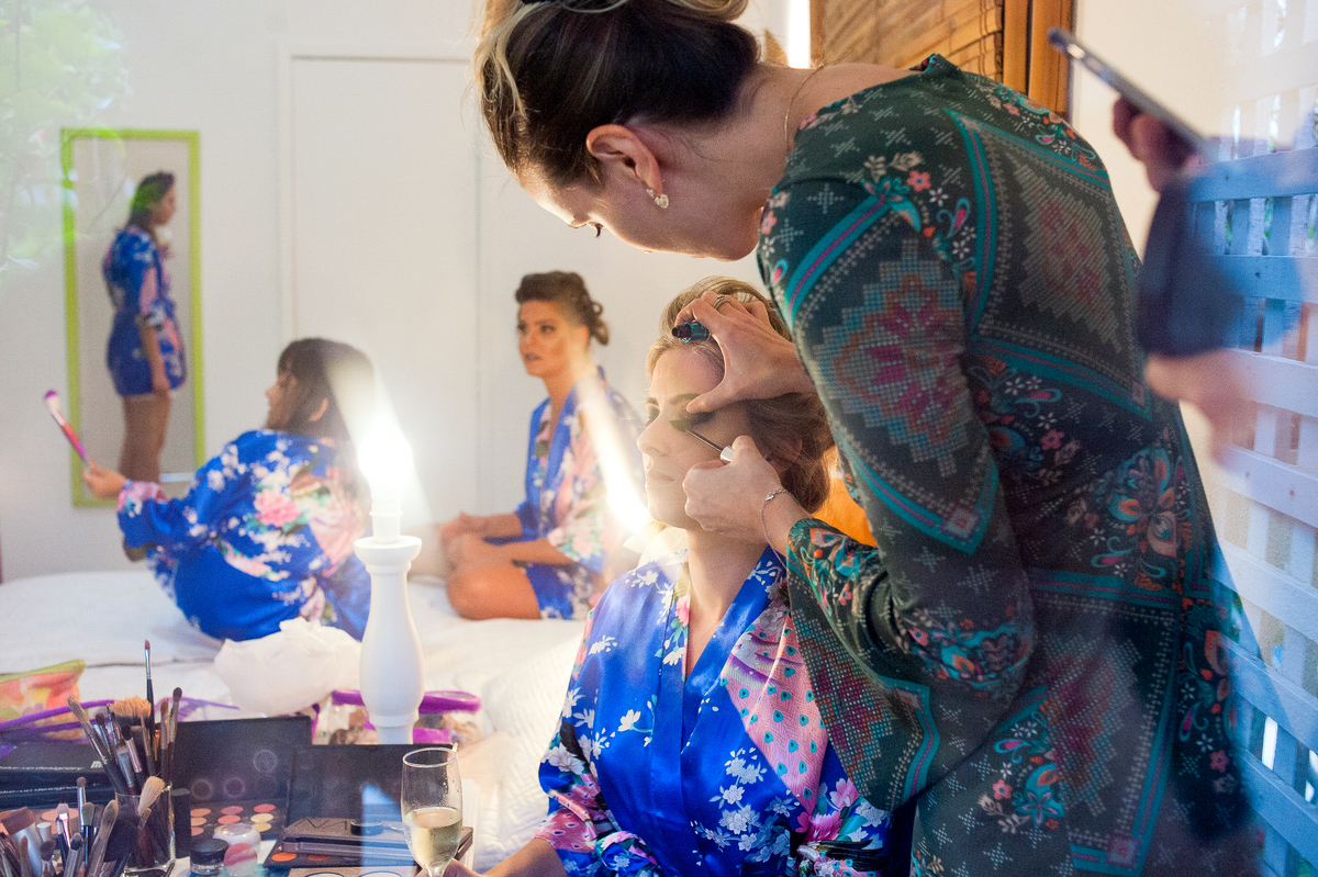 imagem dos preparativos da noiva e madrinhas para casamento na pousada bucanero em búzios rio de janeiro
