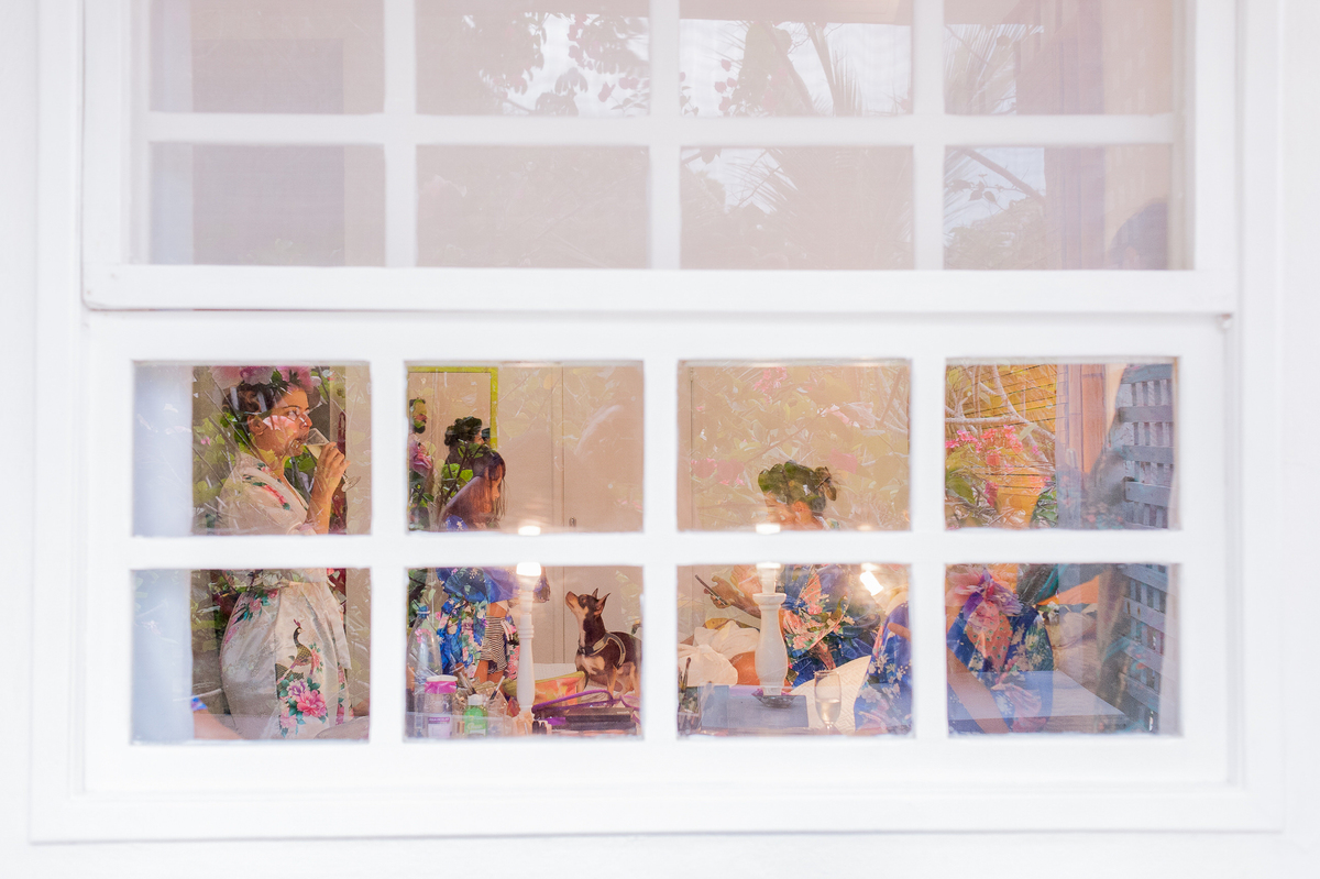 imagem dos preparativos da noiva e madrinhas para casamento na pousada bucanero em búzios rio de janeiro
