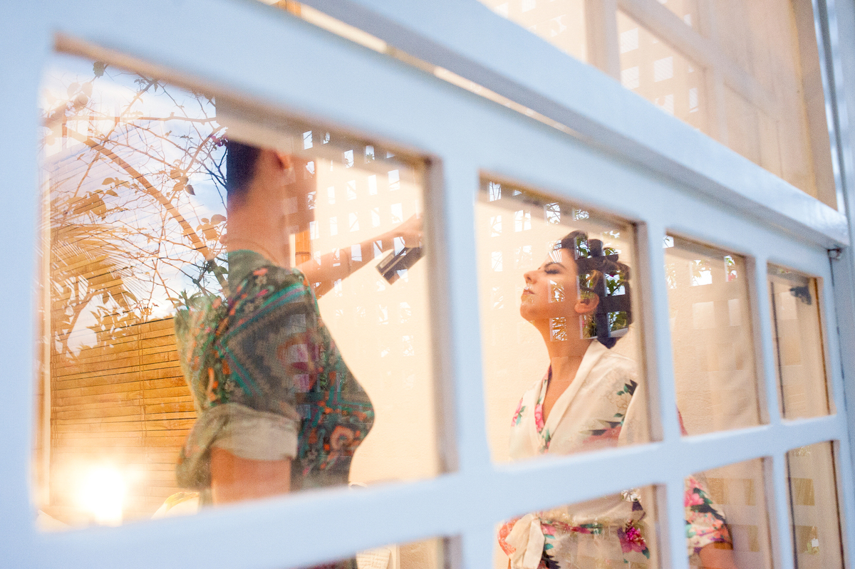 imagem dos preparativos da noiva para casamento na pousada bucanero em búzios rio de janeiro
