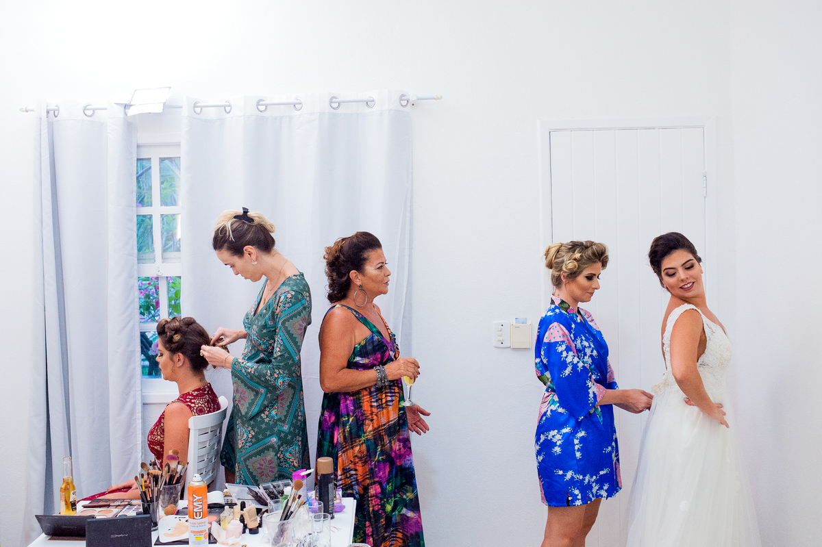 imagem dos preparativos da noiva e madrinhas para casamento na pousada bucanero em búzios rio de janeiro