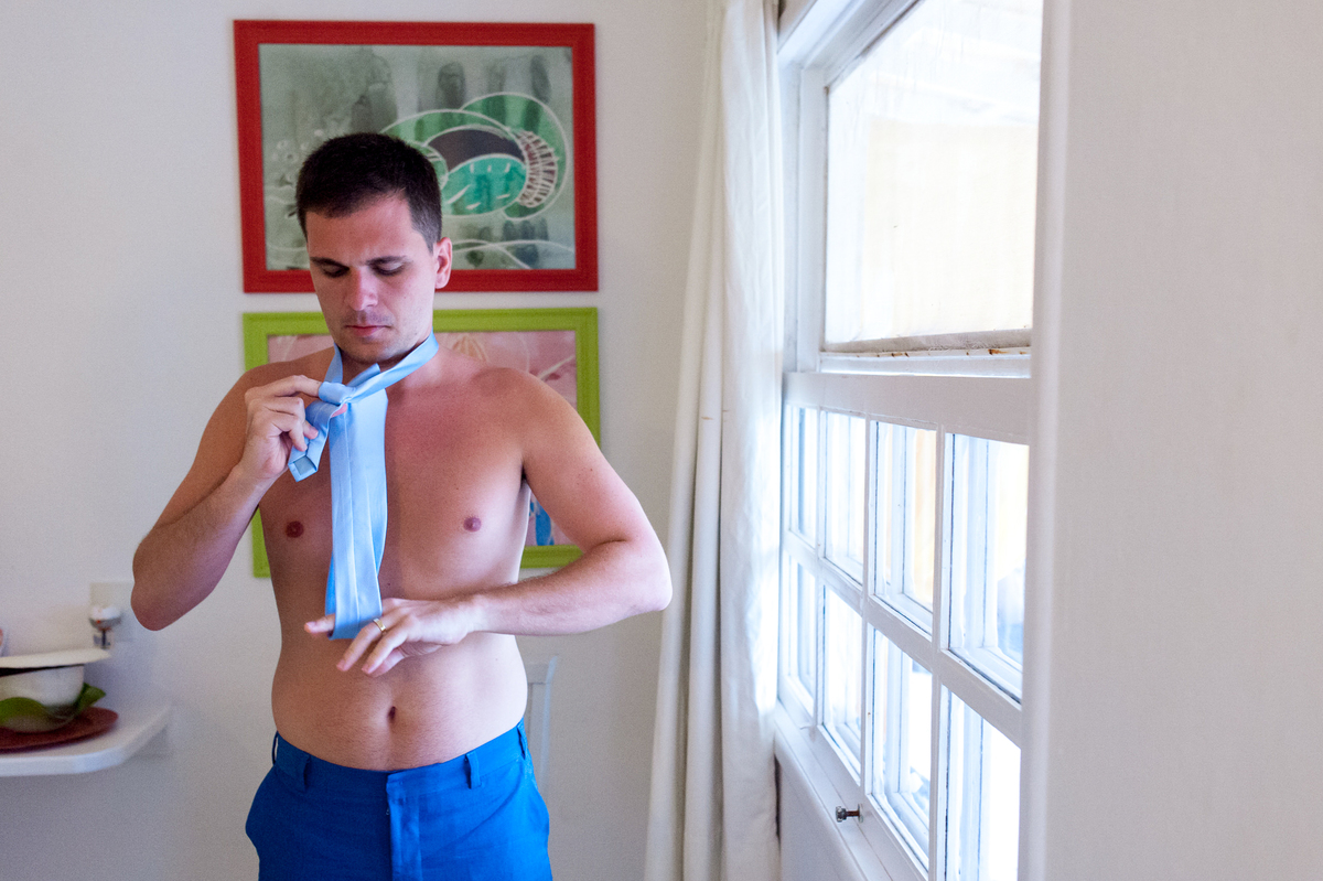 imagem dos preparativos do noivo para casamento na pousada bucanero em búzios rio de janeiro
