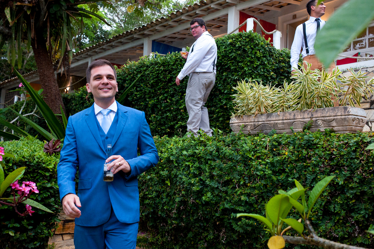 imagem do noivo indo para o casamento na pousada bucanero em búzios rio de janeiro
