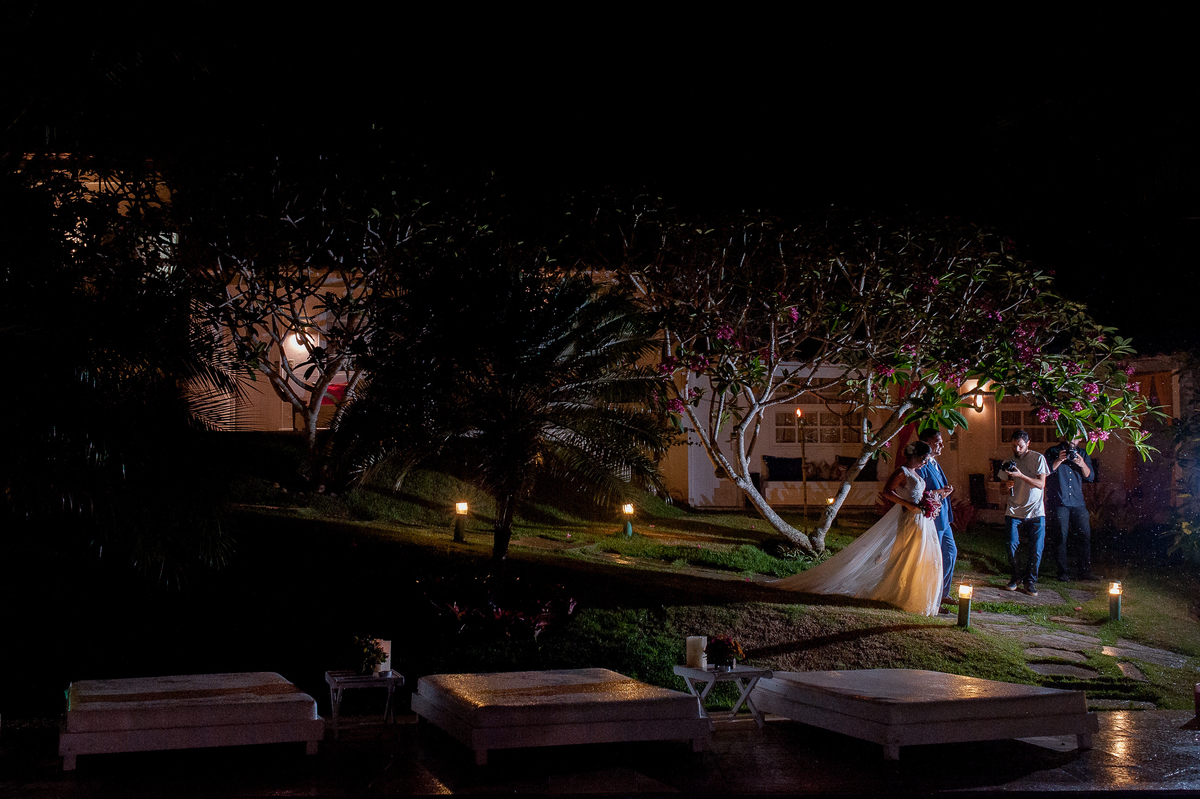 imagem dos noivos indo para o casamento na pousada bucanero em búzios rio de janeiro
