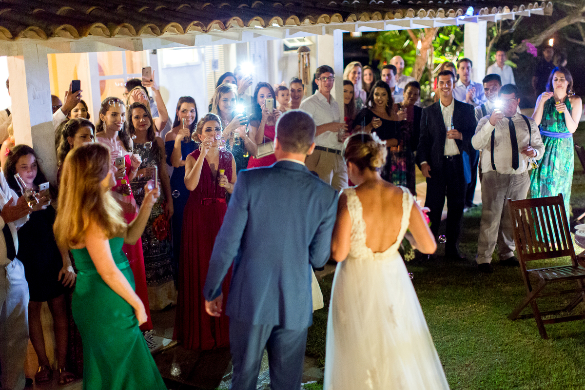 imagem dos noivos indo para o casamento na pousada bucanero em búzios rio de janeiro
