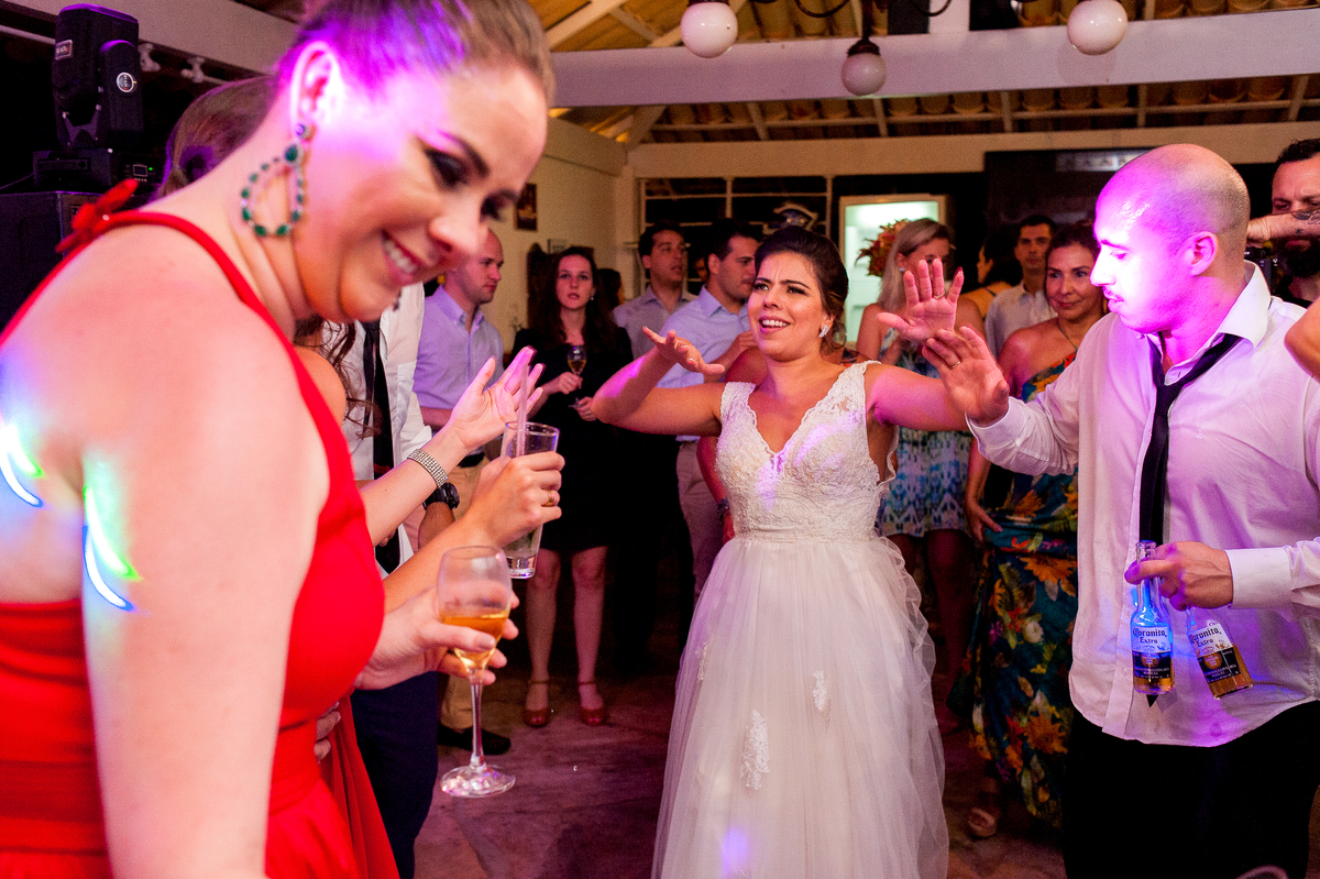 imagem da noiva em festa de casamento na pousada bucanero em búzios rio de janeiro
