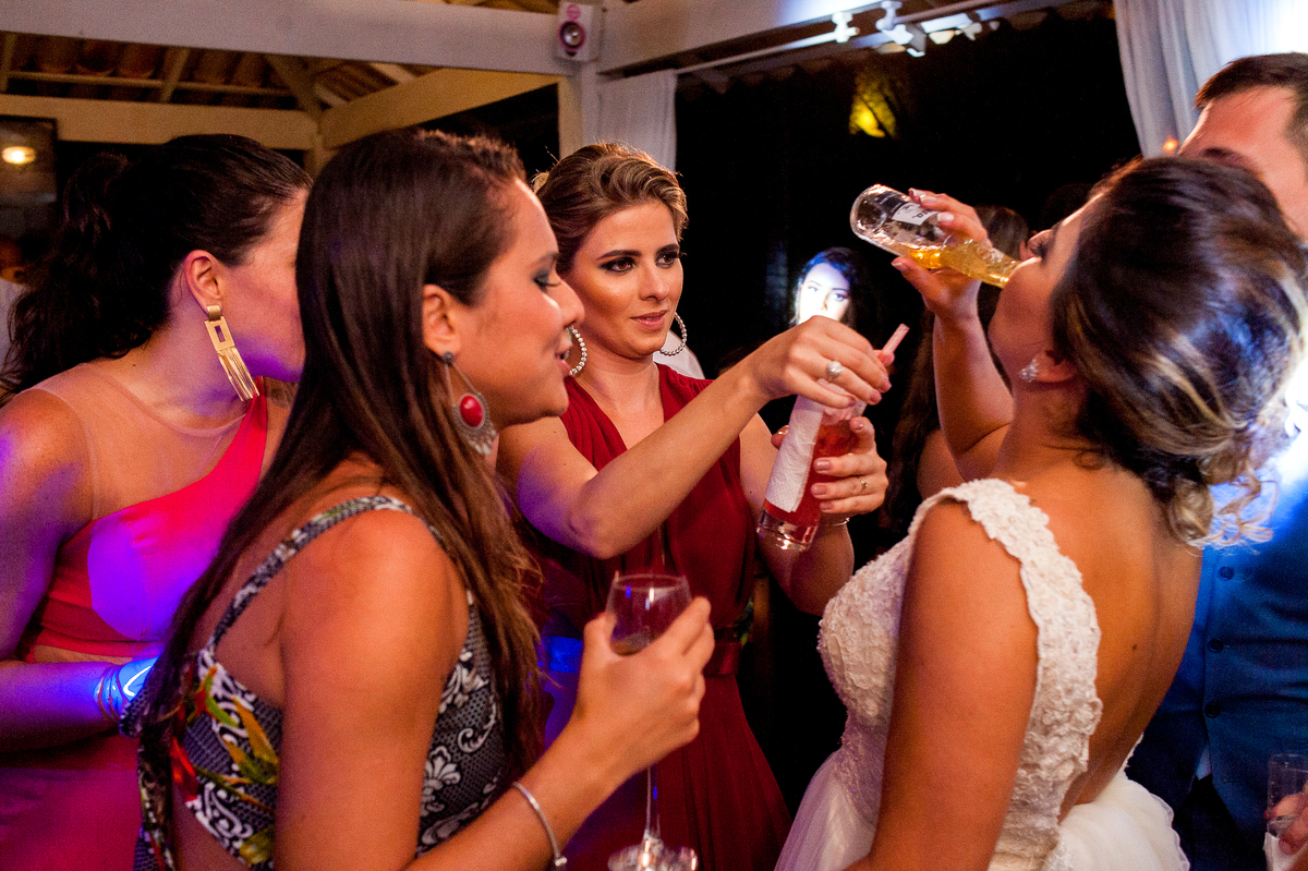 imagem da noiva em festa de casamento na pousada bucanero em búzios rio de janeiro
