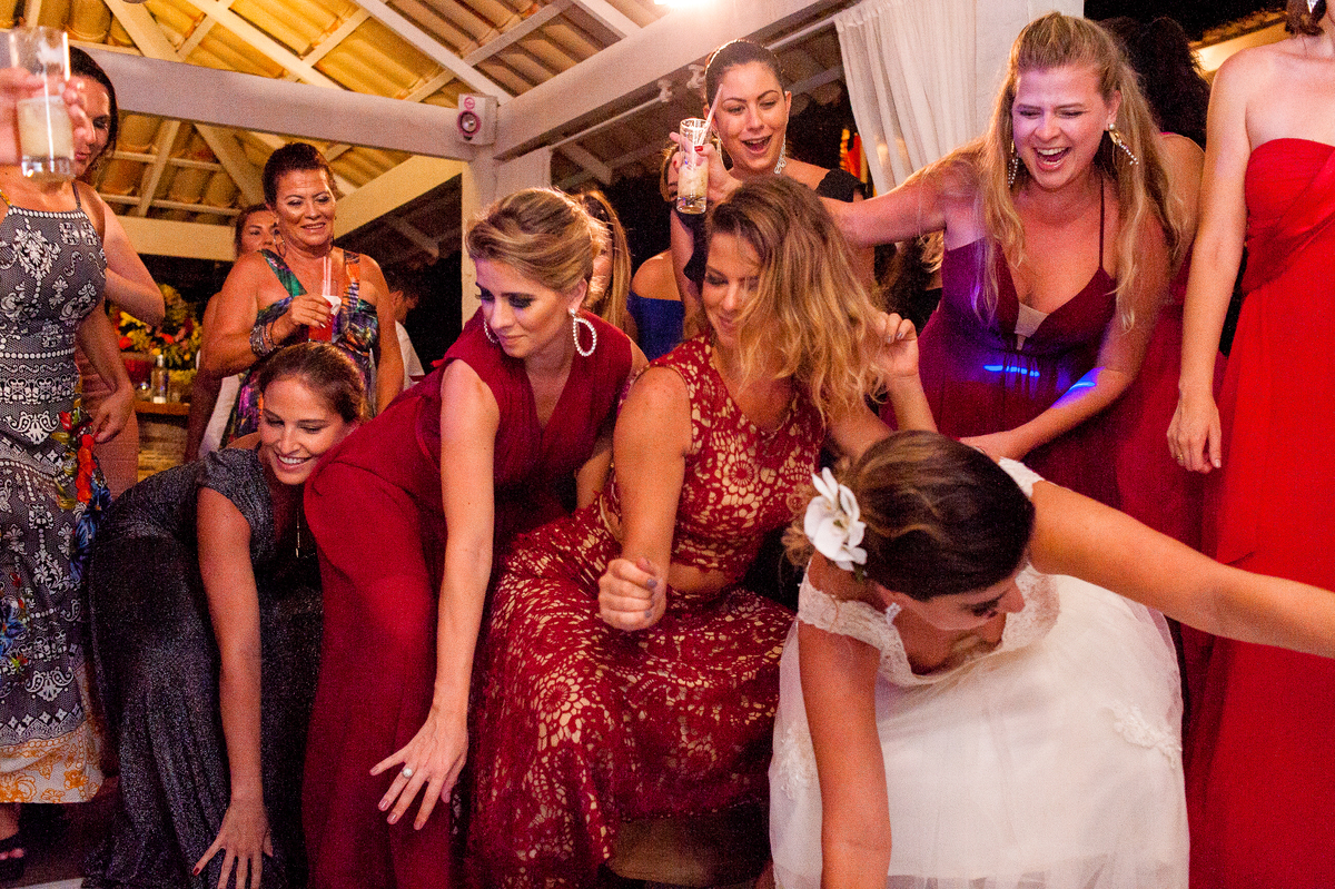 imagem da noiva e madrinhas em festa de casamento na pousada bucanero em búzios rio de janeiro
