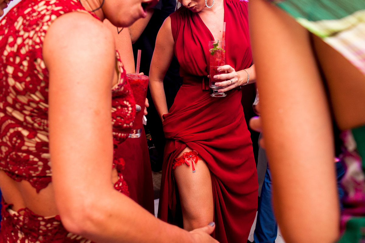 imagem da madrinha em festa de casamento na pousada bucanero em búzios rio de janeiro
